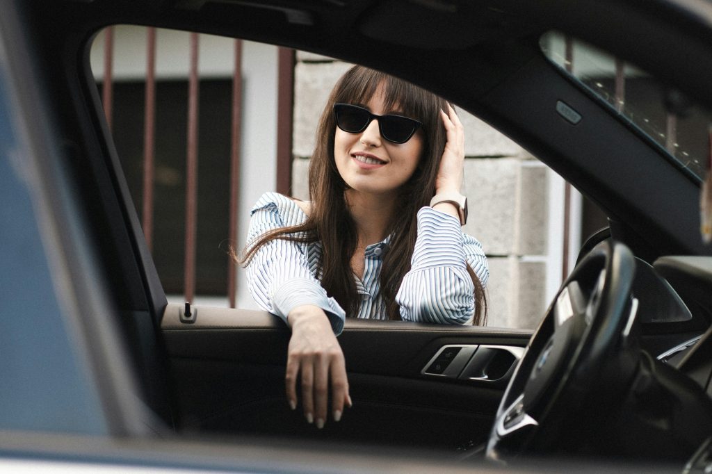 her way taxi vrouwelijke taxi alphen aan den rijn vrouwen vrouwelijke chauffeur whatsapp elektrisch milieubewust elektrische taxi