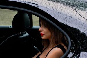 her way taxi vrouwelijke taxi alphen aan den rijn vrouwen vrouwelijke chauffeur whatsapp elektrisch milieubewust elektrische taxi